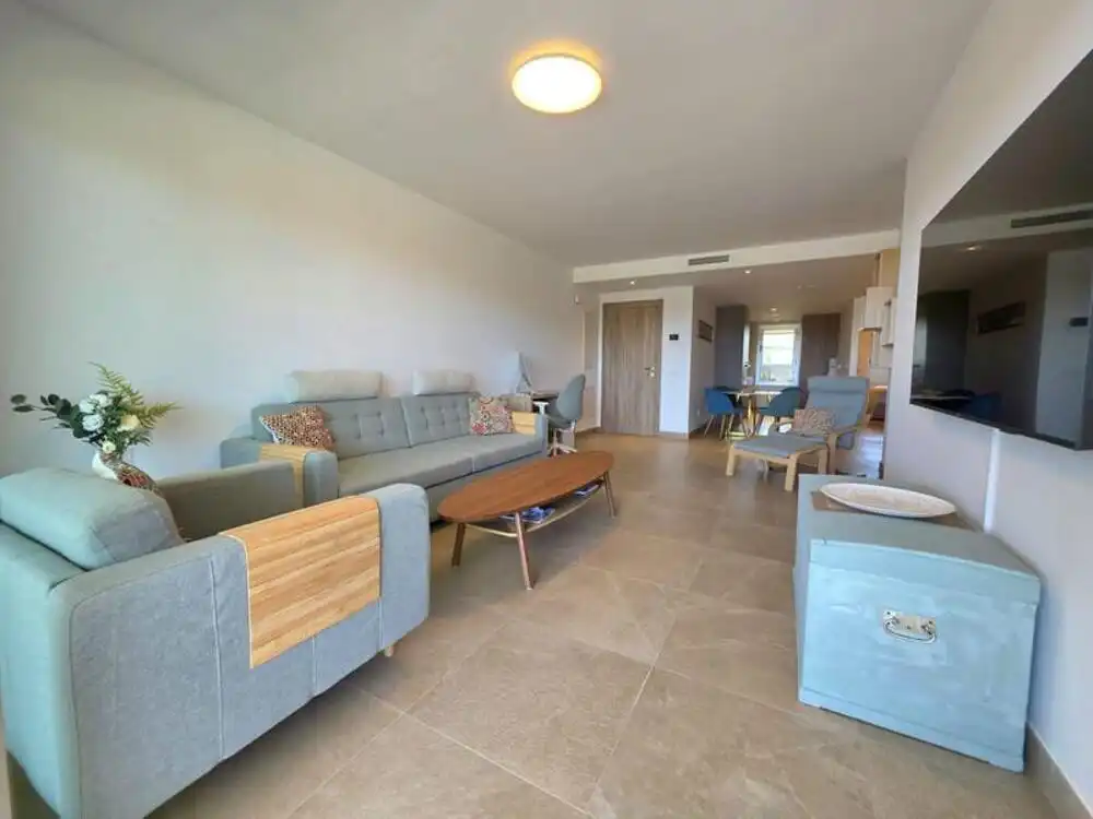 Sala d'estar de Apartament de lloguer en Estepona amb Aire condicionat, Terrassa i Piscina