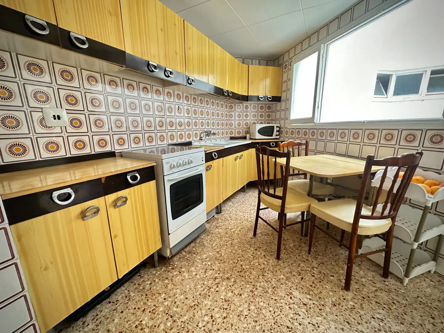 Cuina de Pis de lloguer en Torrevieja amb Terrassa, Moblat i Forn