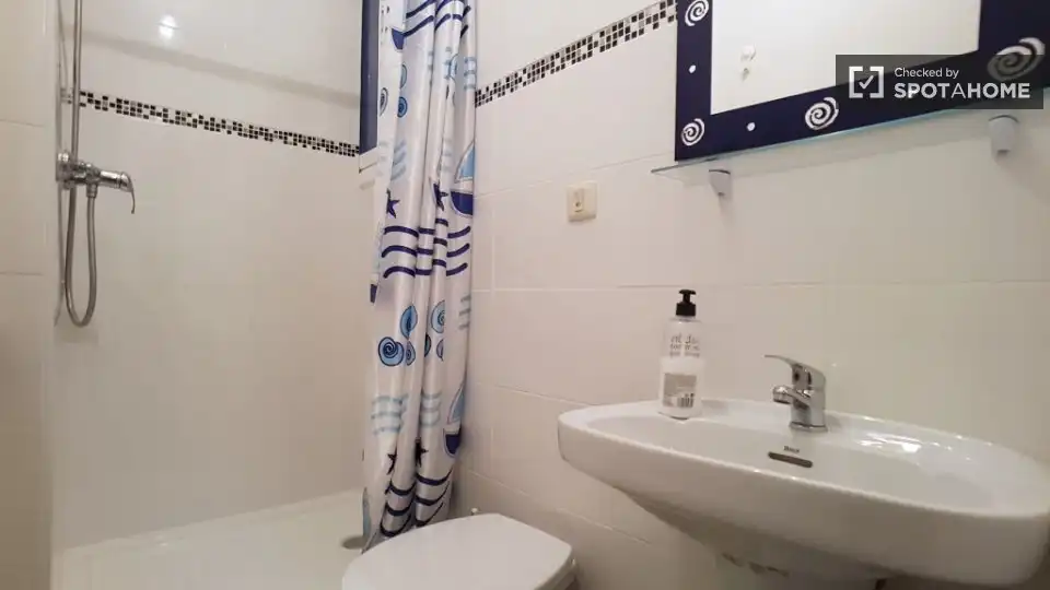 Baño de Piso para compartir en Barcelona con Aire acondicionado, Calefacción y Terraza