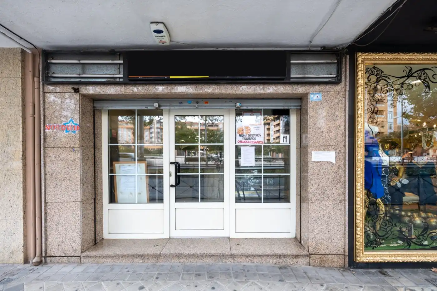 Vista exterior de Local en venta en Granada con Aire acondicionado y Amueblado