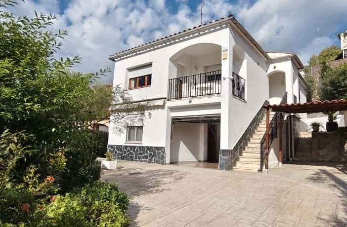 Vista exterior de Casa o xalet en venda en Cervelló amb Calefacció, Jardí privat i Terrassa