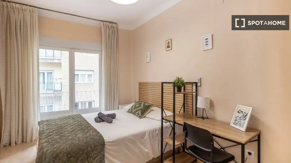 Habitación de Piso de alquiler en Granada con Aire acondicionado, Calefacción y Amueblado