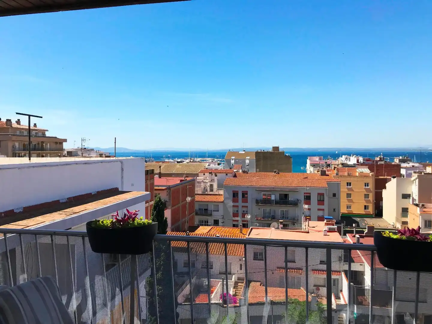 Außenansicht von Dachboden zum Verkauf in Roses mit Klimaanlage und Terrasse