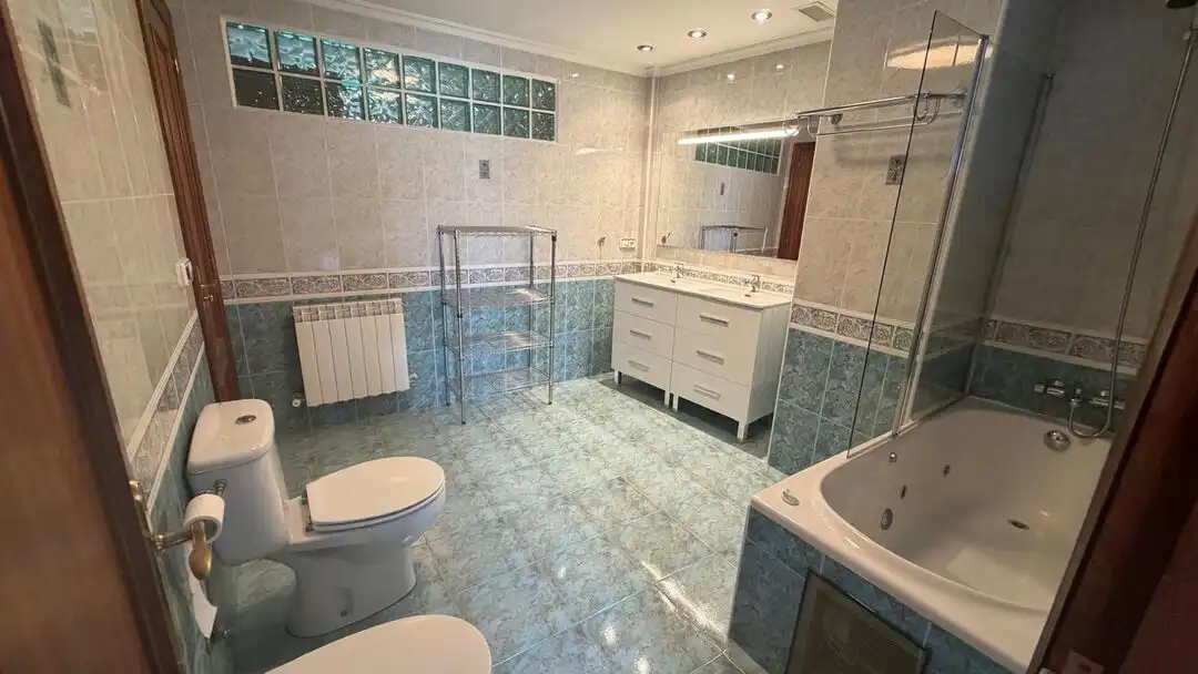 Baño de Casa adosada en venta en Salvatierra / Agurain con Calefacción y Jardín privado
