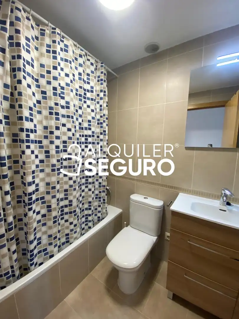 Bany de Pis de lloguer en Marchamalo amb Aire condicionat, Calefacció i Terrassa