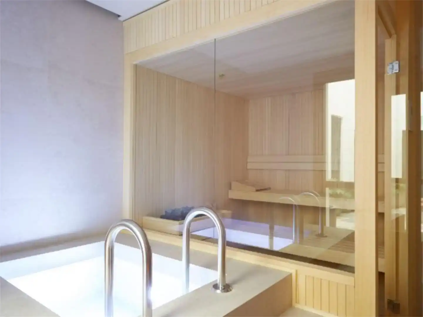 Bany de Apartament de lloguer en Madrid amb Aire condicionat, Piscina i Moblat