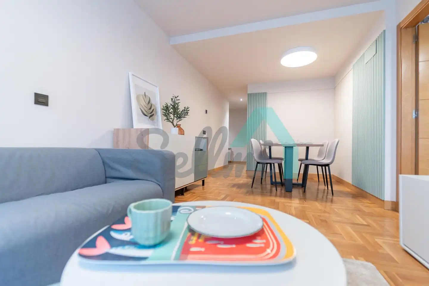 Sala d'estar de Pis de lloguer en Oviedo  amb Calefacció, Parquet i Moblat