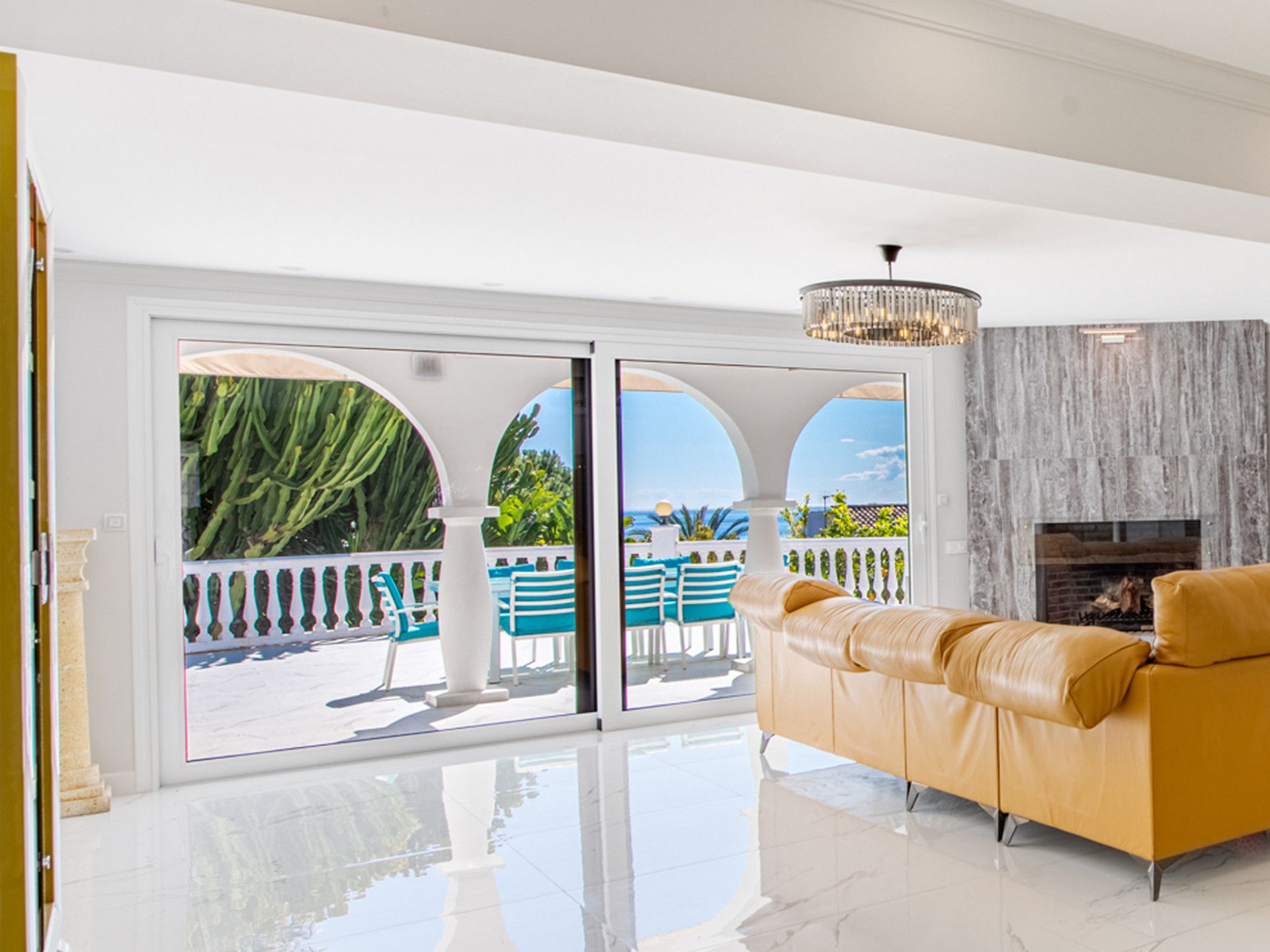 Living room of House or chalet for sale in Marbella  with Air Conditioner, Private garden and Terrace
