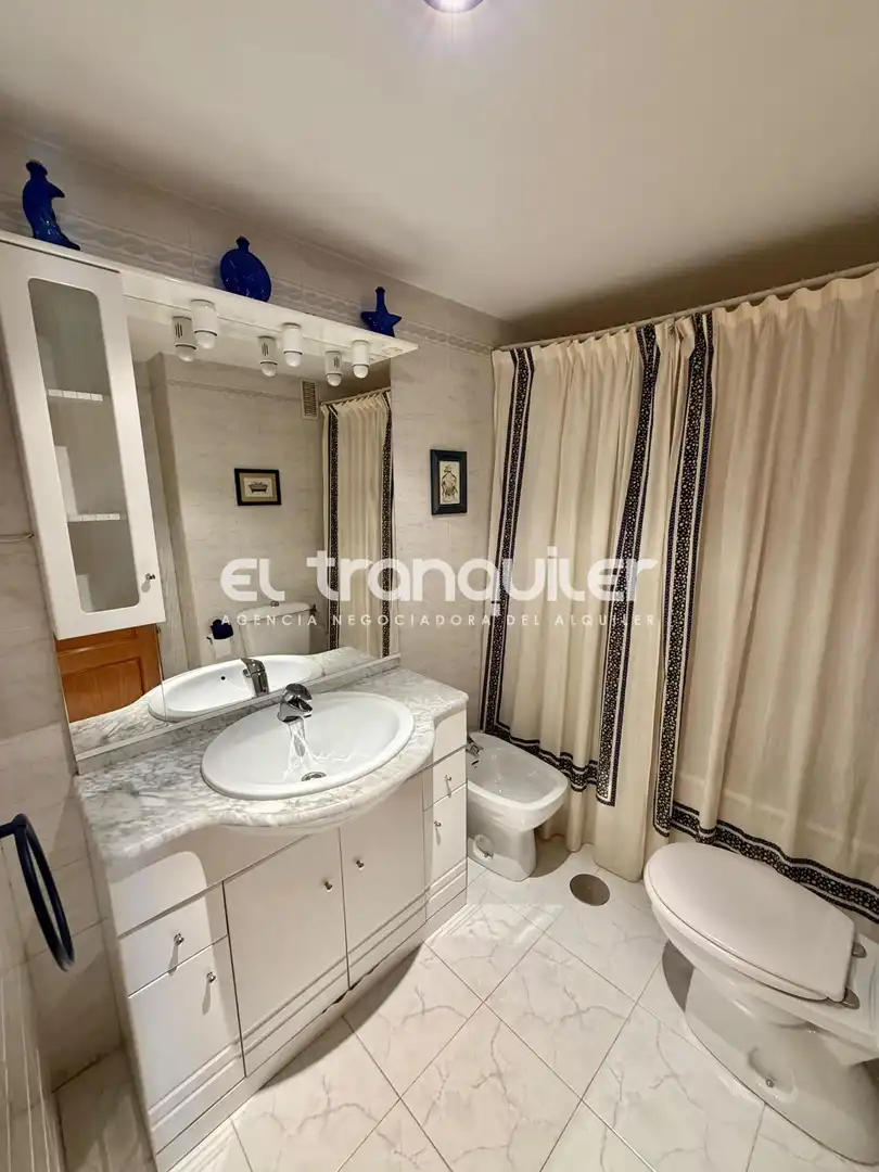 Bathroom of Flat for rent in Madrid  with Air Conditioner, Parquet flooring and Furnished