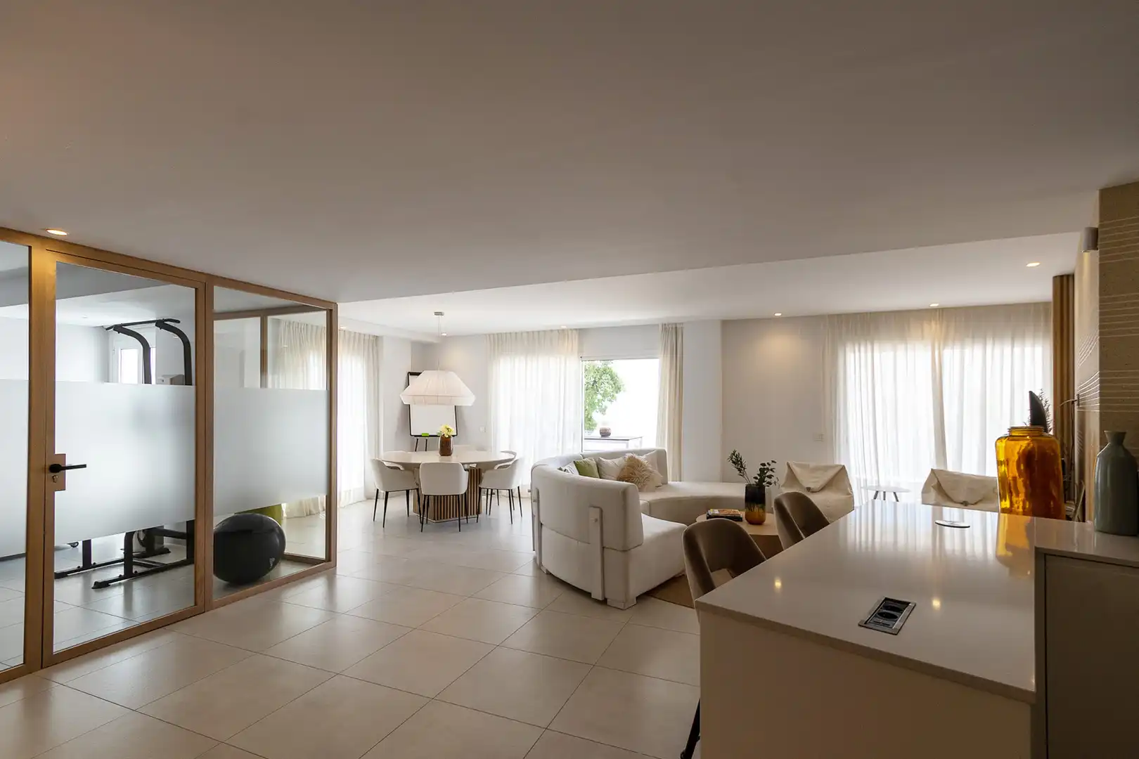 Sala d'estar de Àtic de lloguer en Marbella amb Aire condicionat, Terrassa i Piscina