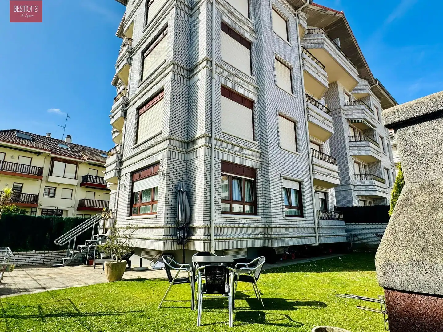 Vista exterior de Apartamento en venta en Noja con Calefacción, Trastero y Amueblado