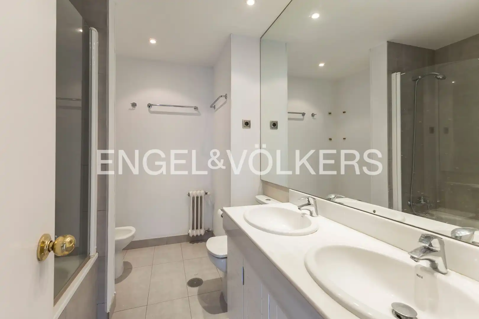 Badezimmer von Wohnung zur Miete in Madrid mit Klimaanlage, Heizung und Privatgarten