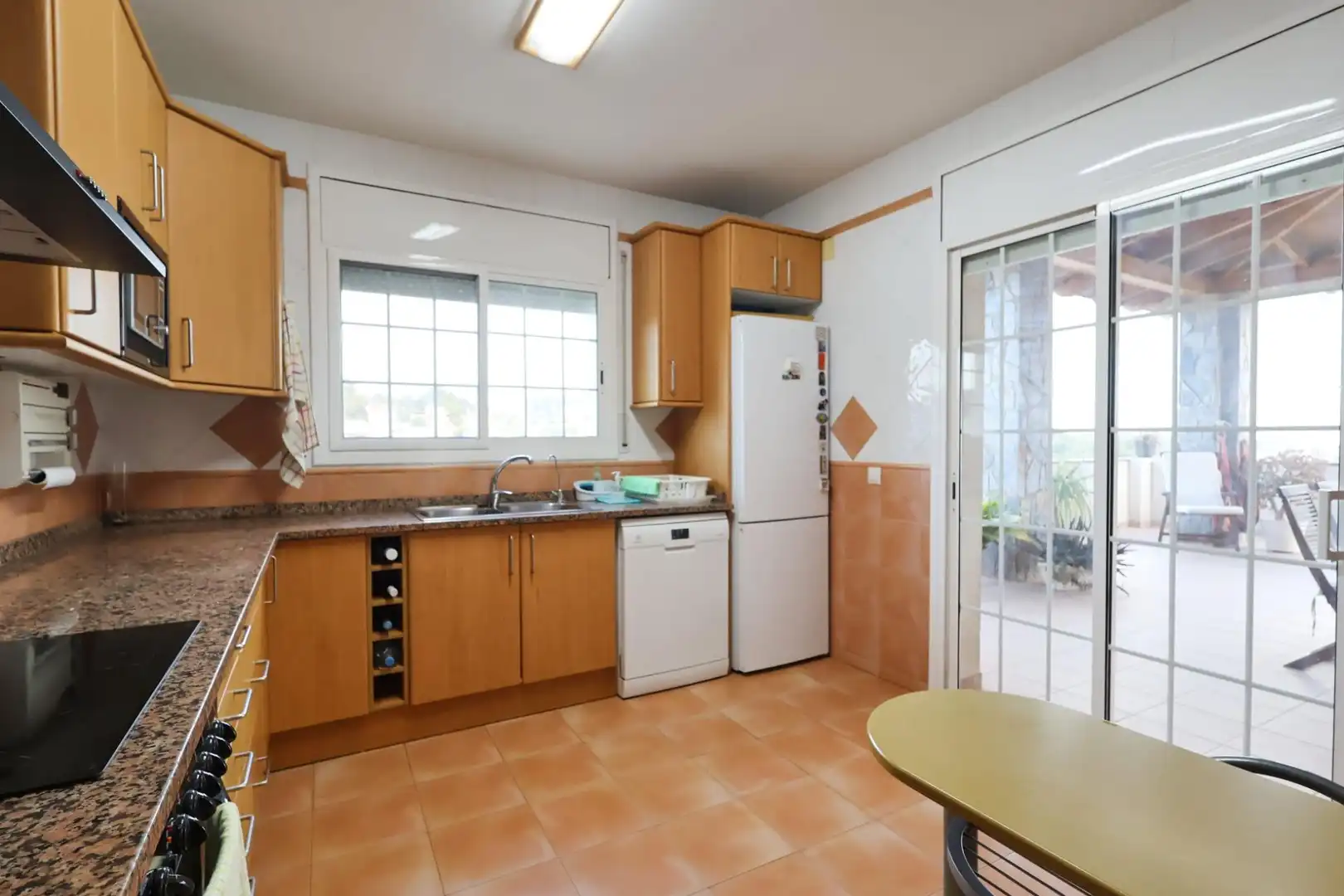 Cuina de Casa o xalet en venda en Cubelles amb Aire condicionat, Jardí privat i Terrassa