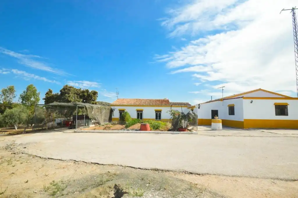 Vista exterior de Finca rústica en venda en Archidona amb Jardí privat, Terrassa i Traster