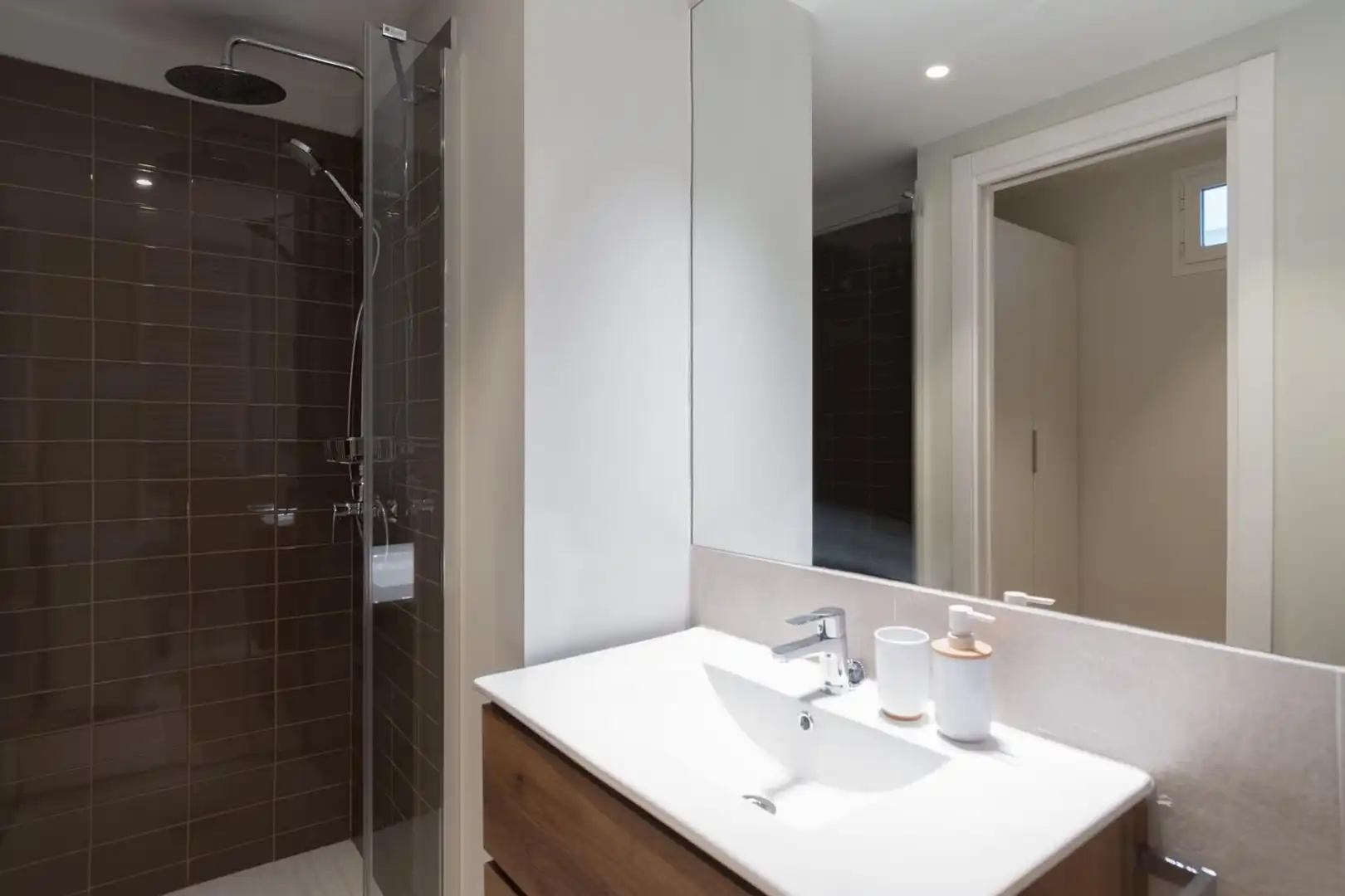 Baño de Estudio de alquiler en Madrid con Aire acondicionado, Calefacción y Jardín privado