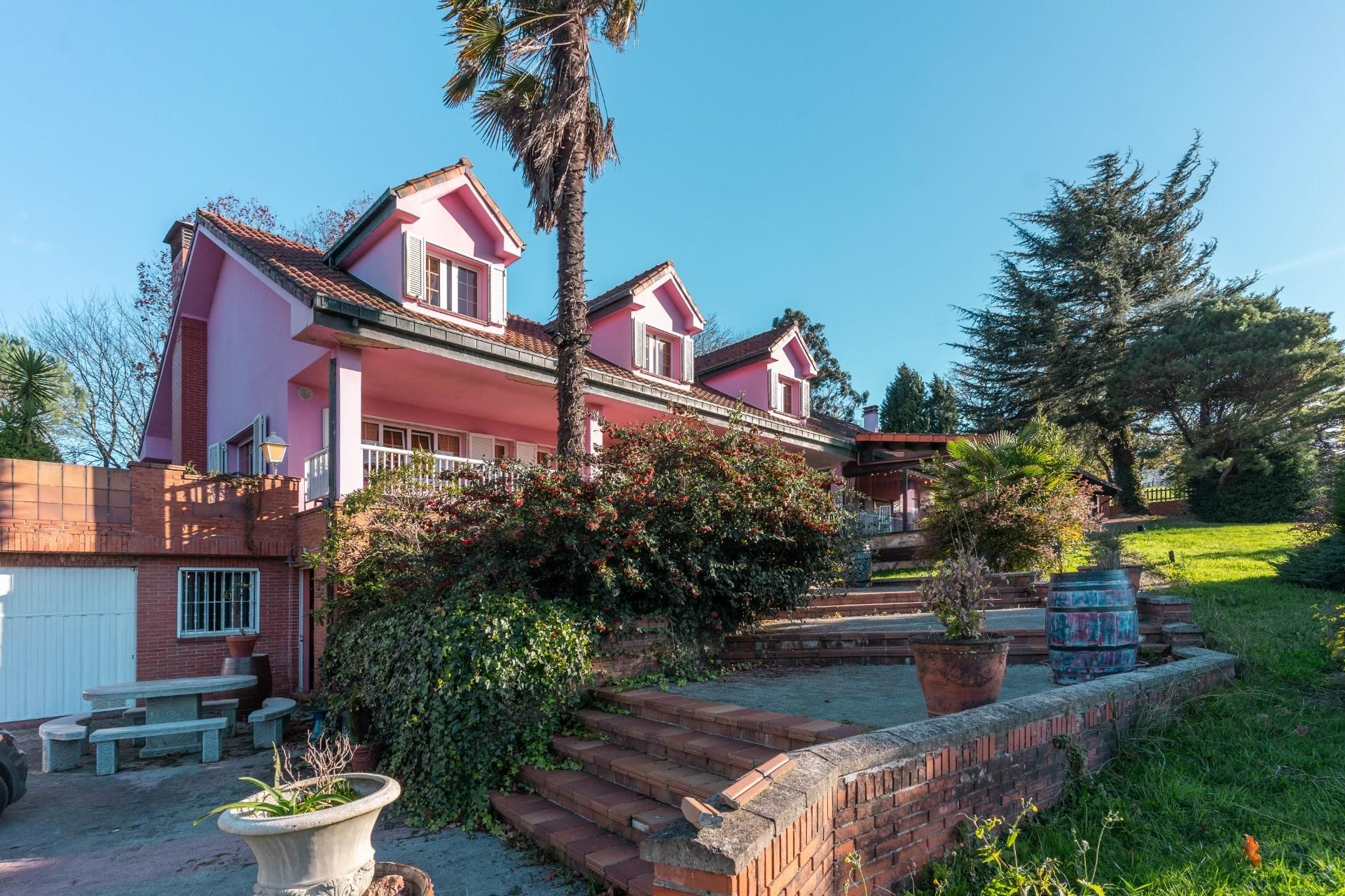 Vista exterior de Edifici en venda en Oviedo 