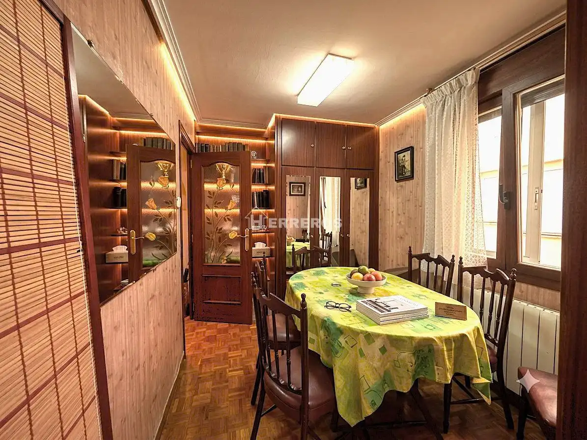 Comedor de Piso en venta en  Logroño con Calefacción, Parquet y Trastero