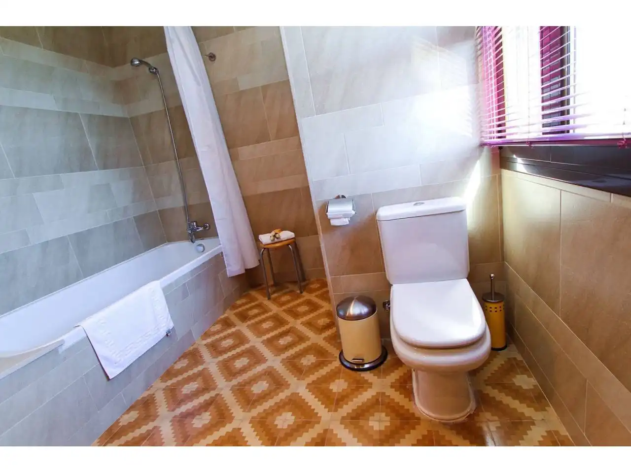 Baño de Finca rústica en venta en Forès con Calefacción, Jardín privado y Terraza