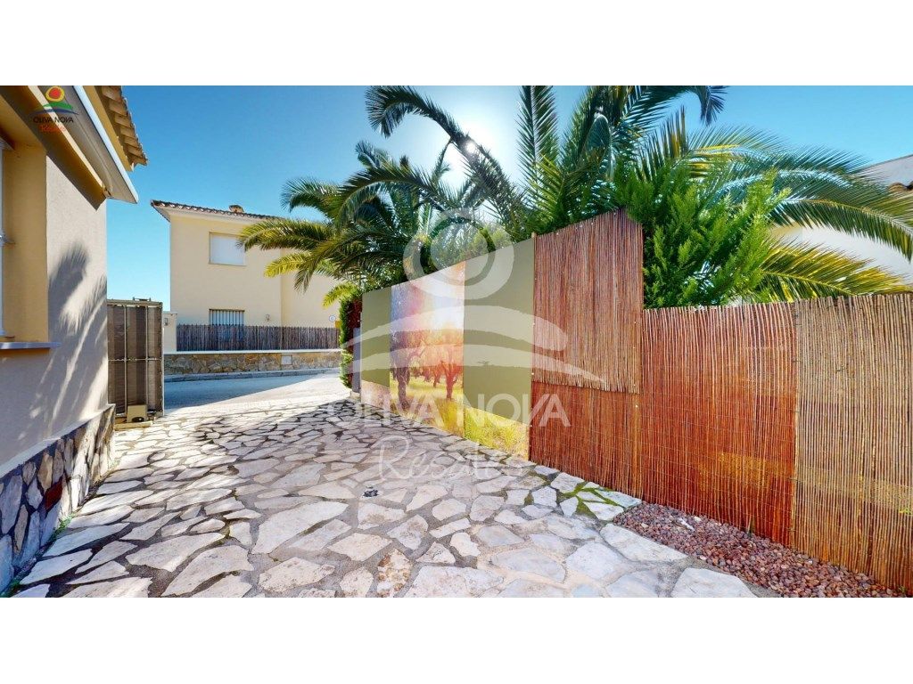 Vista exterior de Casa o xalet en venda en Oliva amb Jardí privat