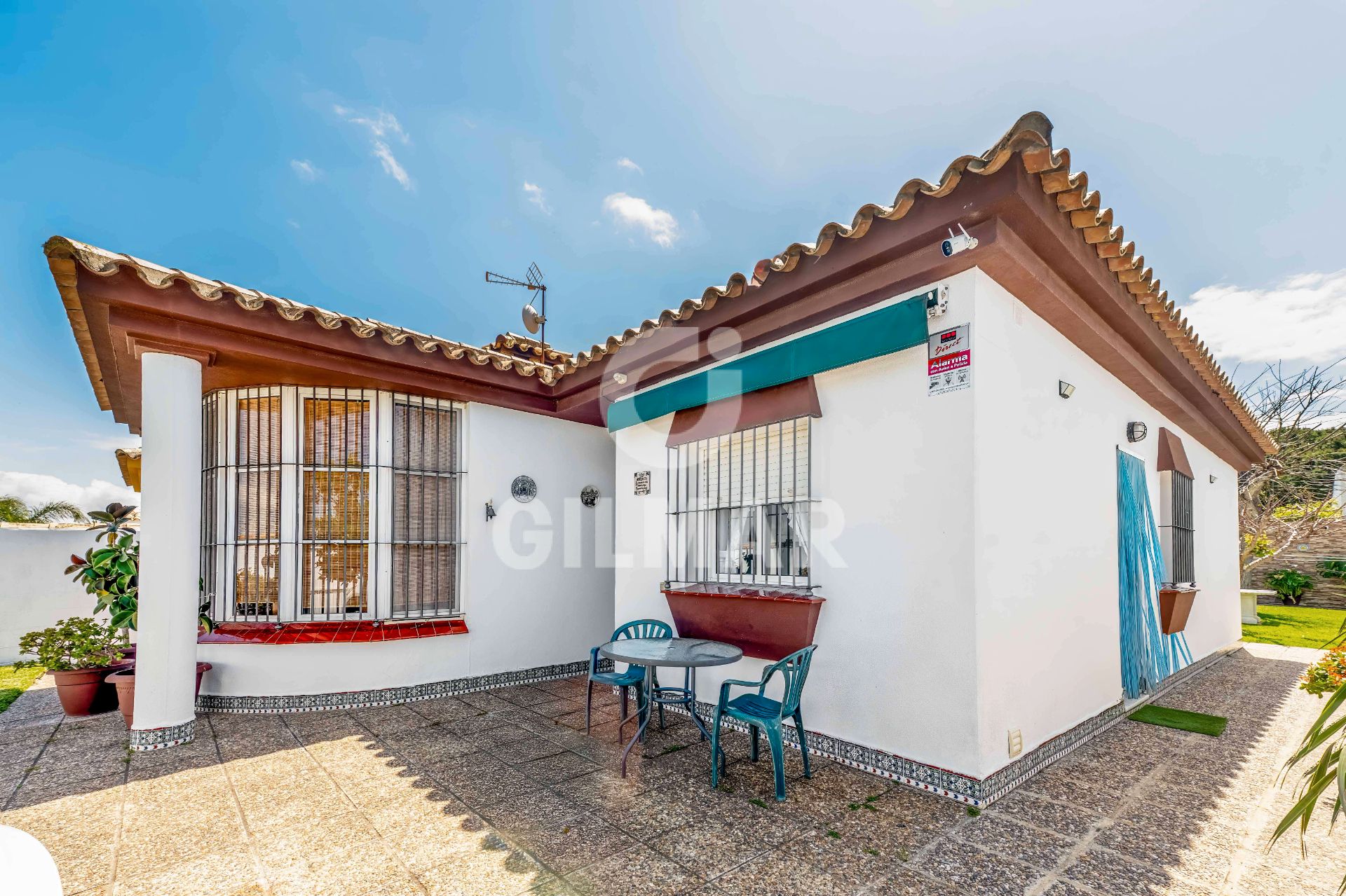 Vista exterior de Casa o xalet en venda en Chiclana de la Frontera amb Aire condicionat, Calefacció i Jardí privat