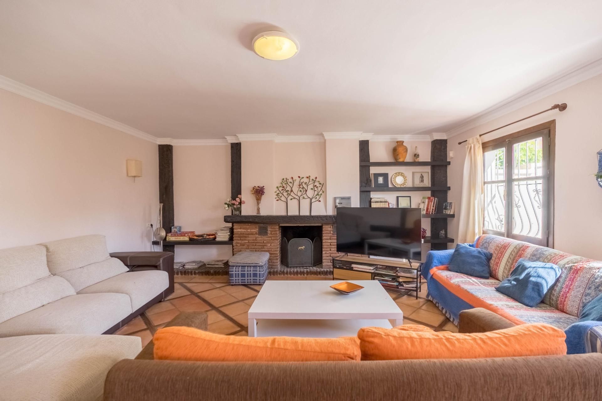 Sala d'estar de Casa adosada en venda en Fuengirola amb Jardí privat, Terrassa i Alarma