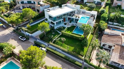 Villa exclusiva con impresionantes vistas al mar y tres piscinas en Nova Santa Ponsa.Ubicada en una de las zonas residenciales más