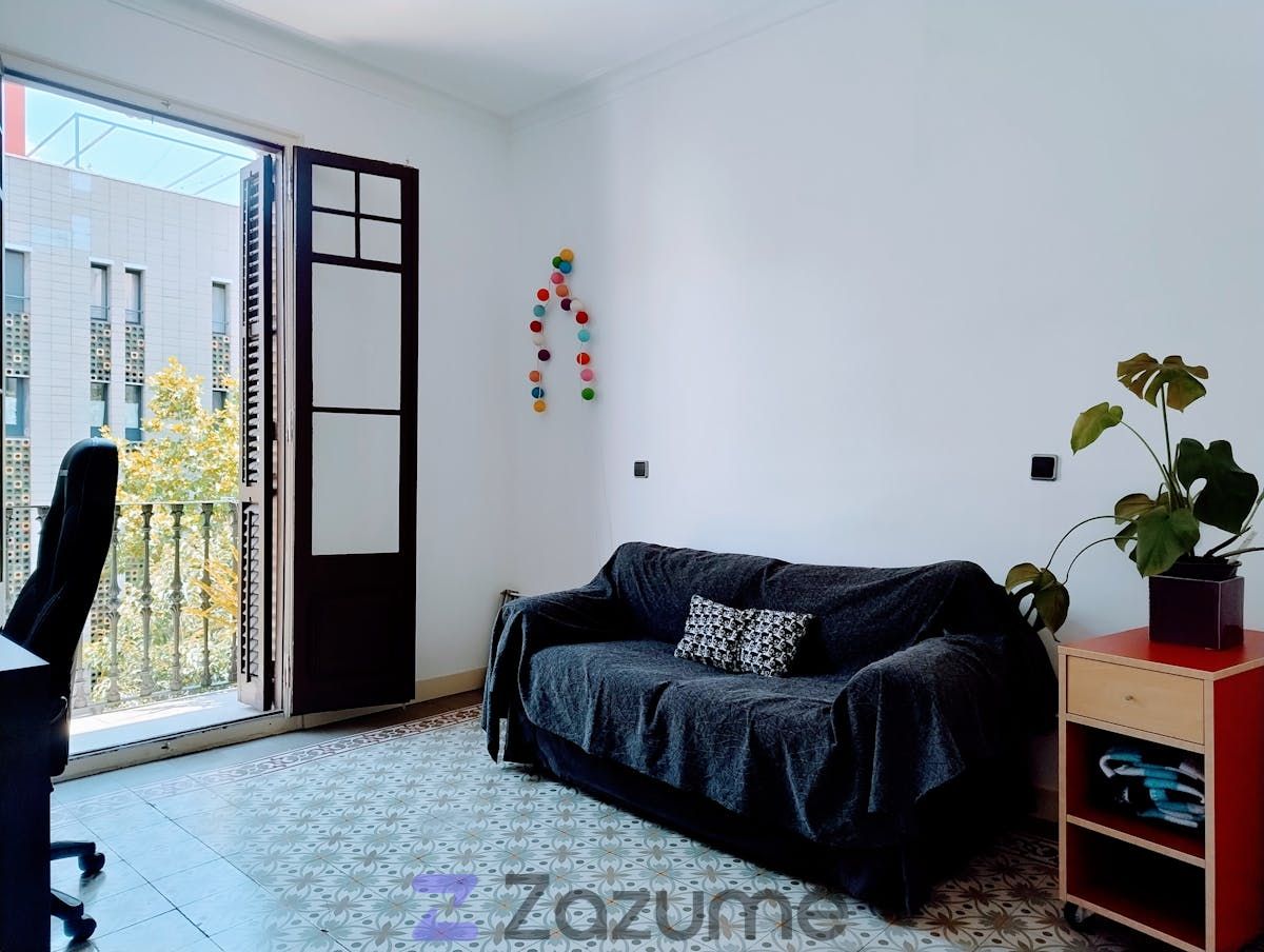 Flat to share in Carrer de Viladomat, Sant Antoni