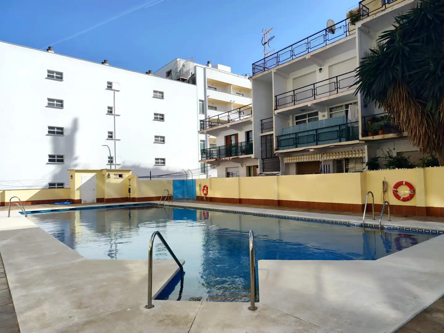 Schwimmbecken von Wohnung zum Verkauf in Torremolinos mit Klimaanlage, Privatgarten und Terrasse
