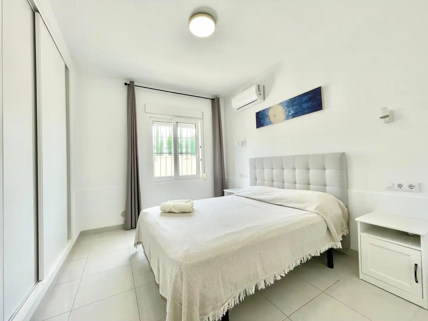 Dormitori de Apartament de lloguer en Torrevieja amb Aire condicionat, Calefacció i Terrassa