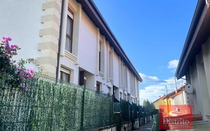 Vista exterior de Casa adosada en venda en Piélagos amb Calefacció, Terrassa i Traster