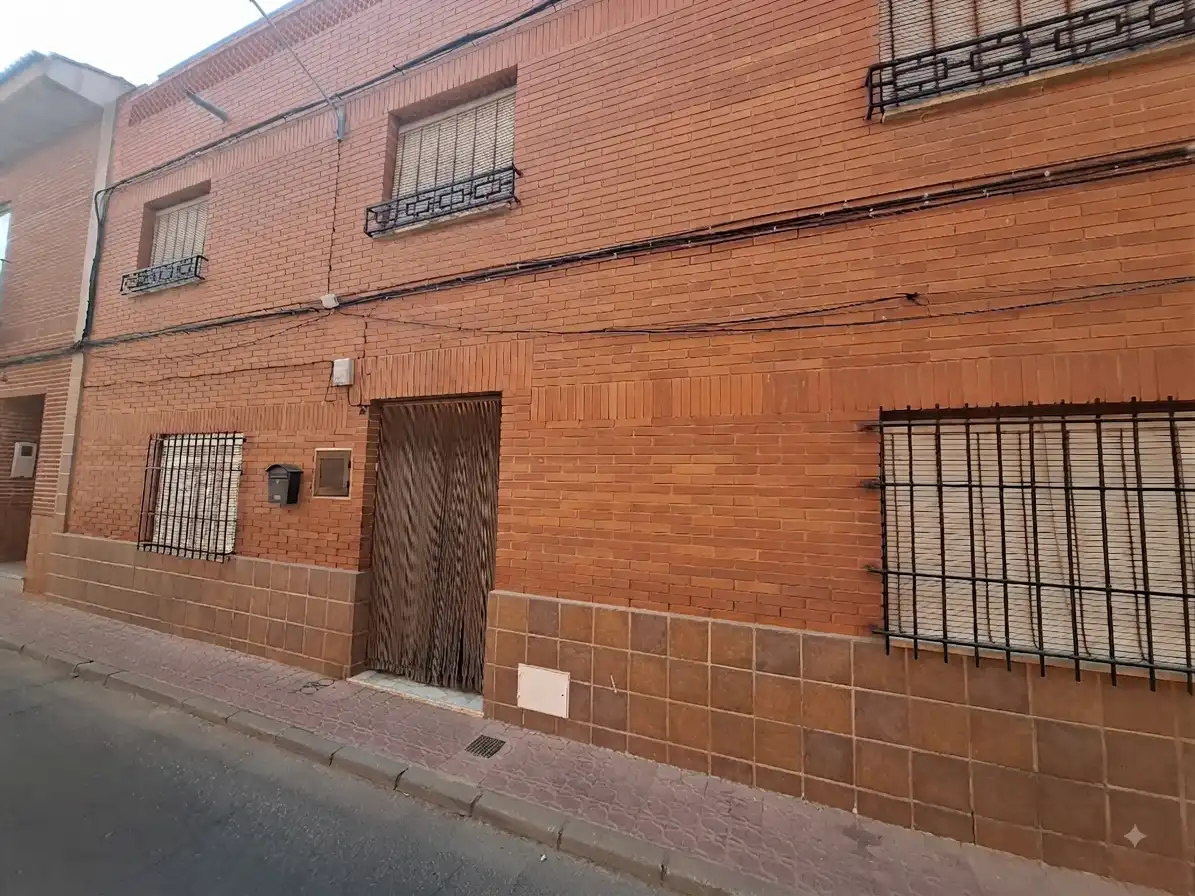 Vista exterior de Casa adosada en venta en Carrión de Calatrava con Calefacción, Terraza y Trastero