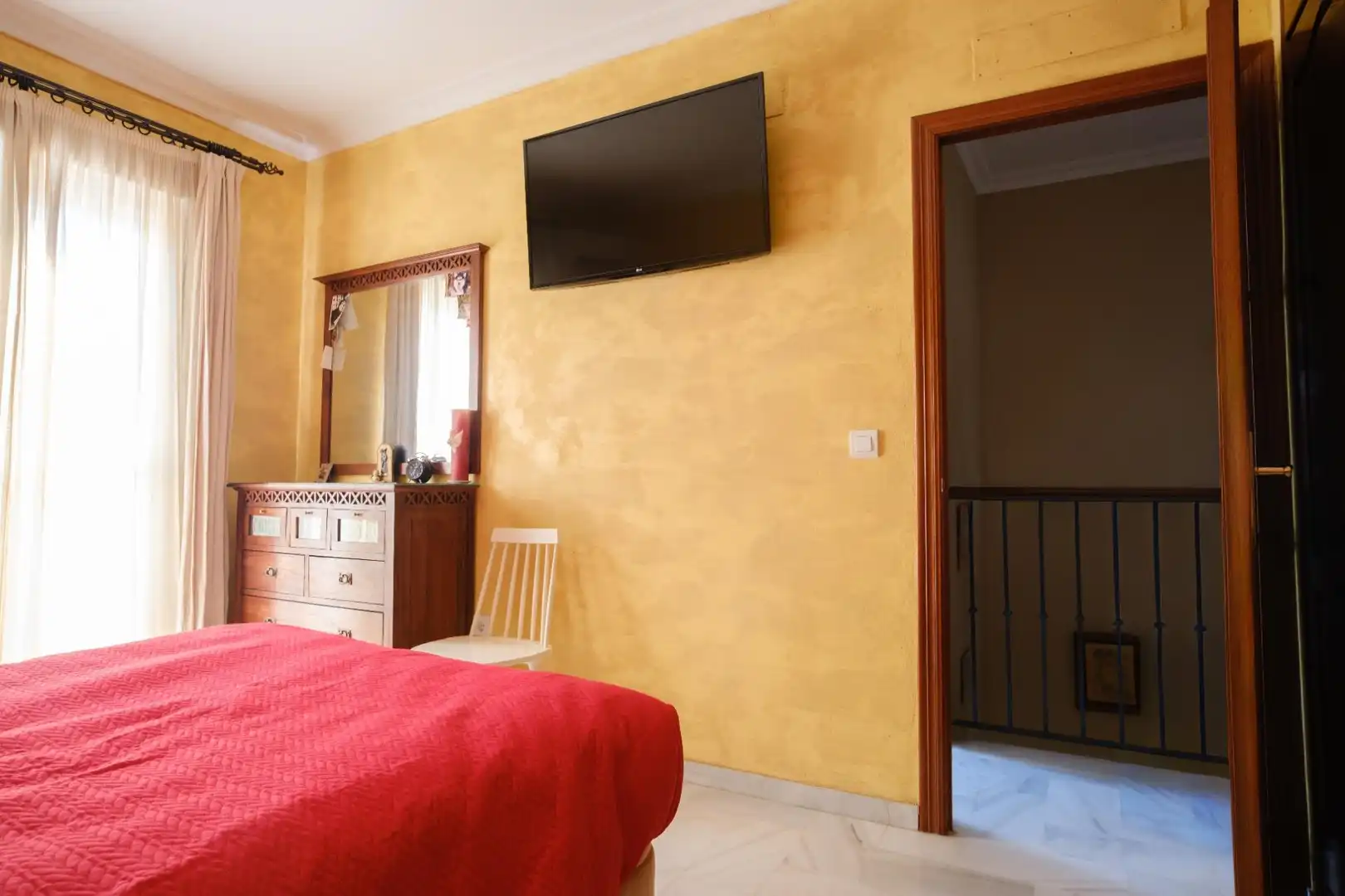 Schlafzimmer von Einfamilien-Reihenhaus zum Verkauf in La Algaba mit Klimaanlage, Heizung und Terrasse