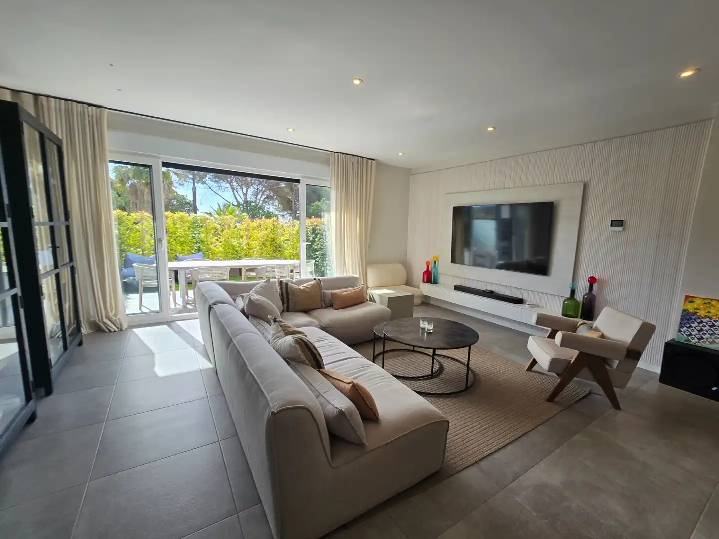 Sala d'estar de Casa adosada en venda en Mijas amb Aire condicionat, Jardí privat i Terrassa