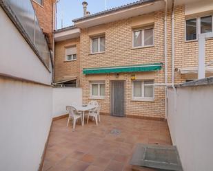 Vista exterior de Casa o xalet en venda en Manresa amb Aire condicionat, Terrassa i Balcó