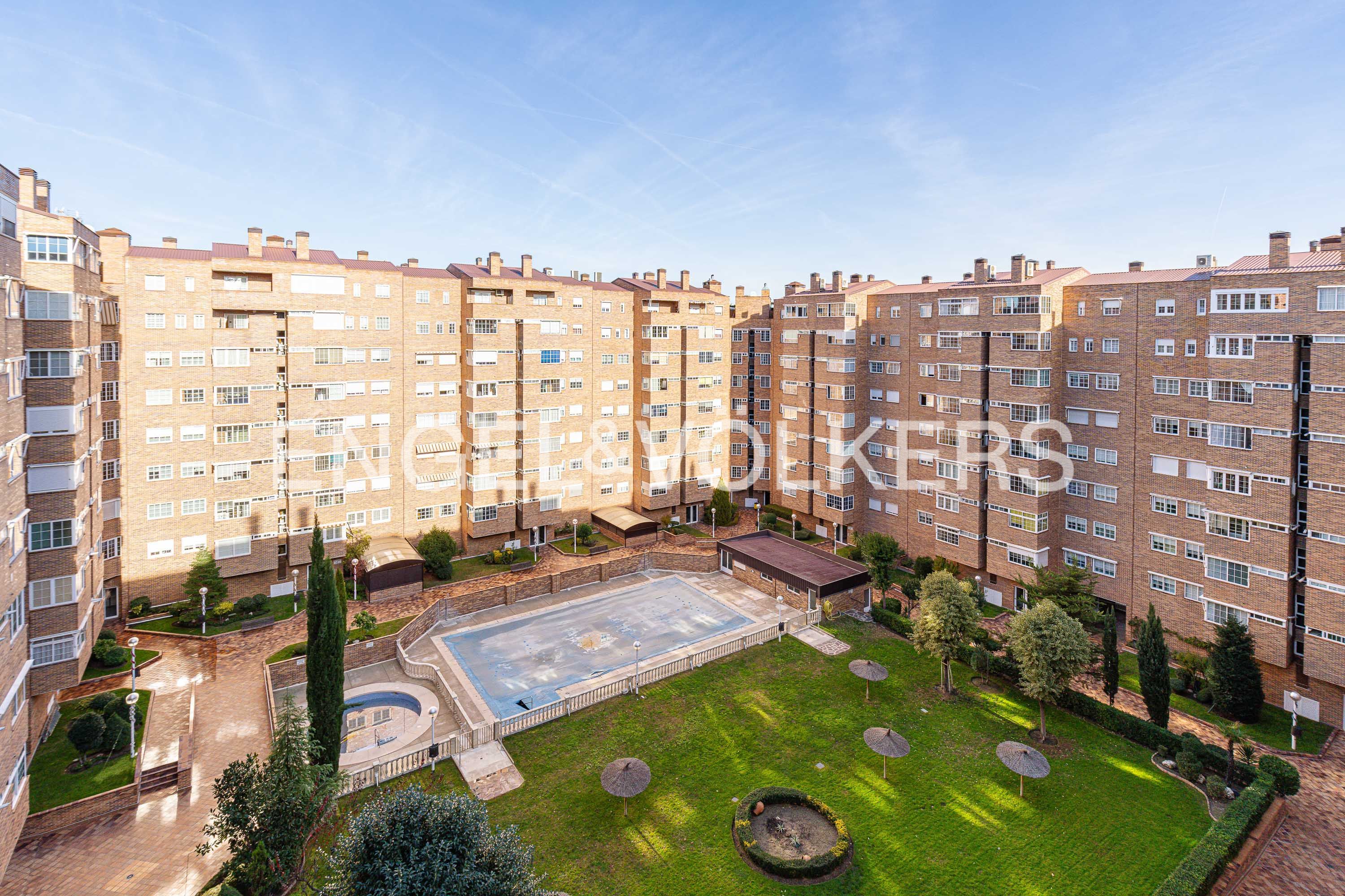 Exterior view of Attic for sale in Coslada  with Heating, Parquet flooring and Terrace