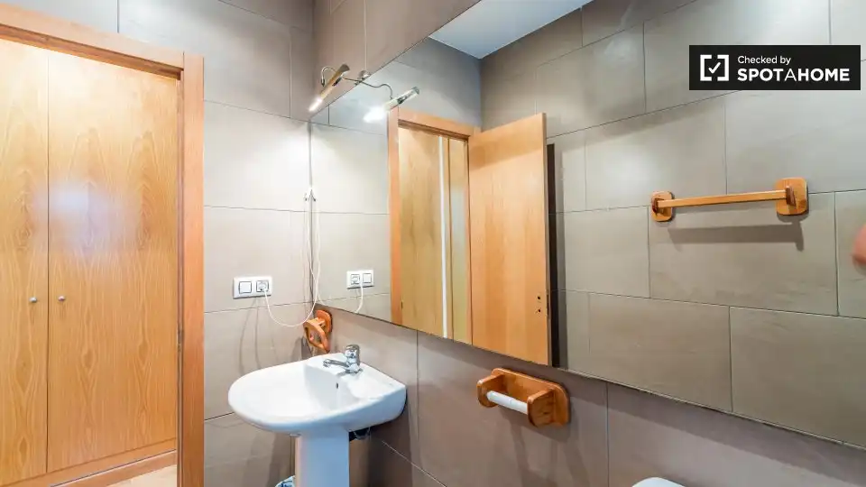Baño de Piso de alquiler en Valencia con Aire acondicionado, Calefacción y Amueblado