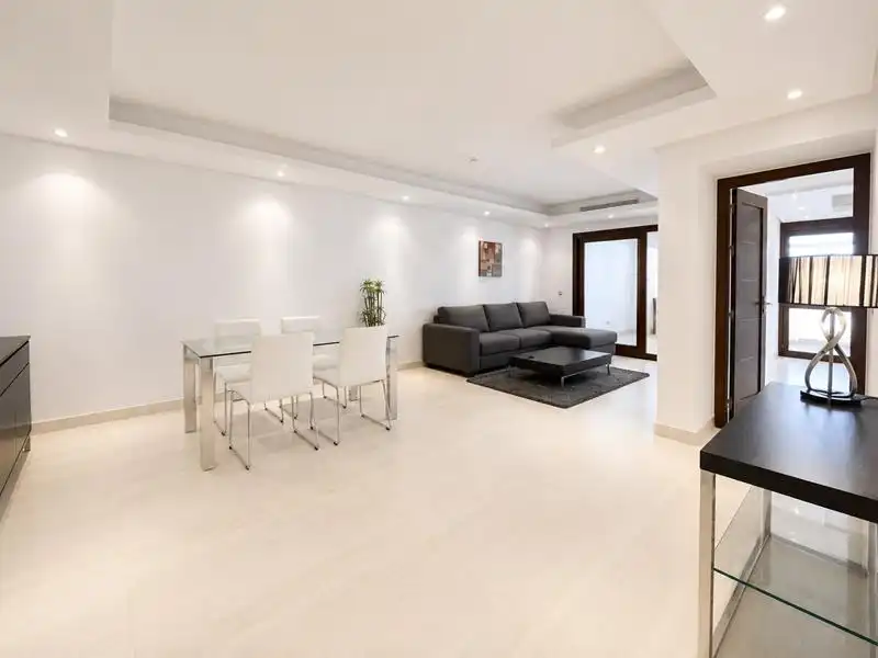 Sala d'estar de Pis de lloguer en Estepona amb Jardí privat, Terrassa i Moblat