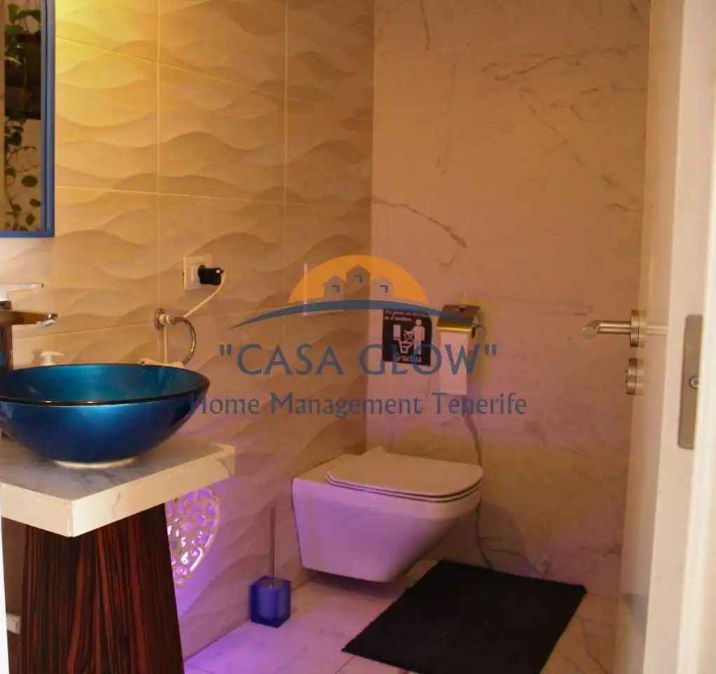 Badezimmer von Einfamilien-Reihenhaus zum Verkauf in Guía de Isora mit Klimaanlage, Heizung und Terrasse