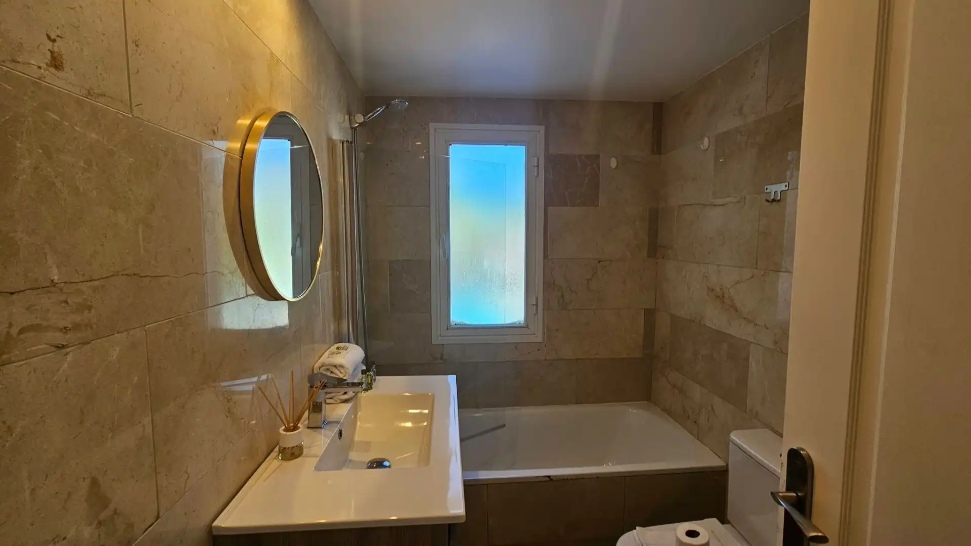 Badezimmer von Wohnungen zur Miete in Marbella mit Klimaanlage, Terrasse und Möbliert