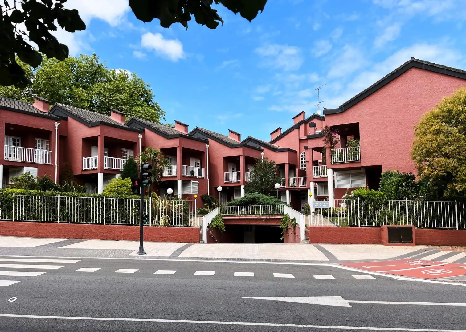 Außenansicht von Einfamilien-Reihenhaus zum Verkauf in Donostia - San Sebastián  mit Heizung, Privatgarten und Terrasse