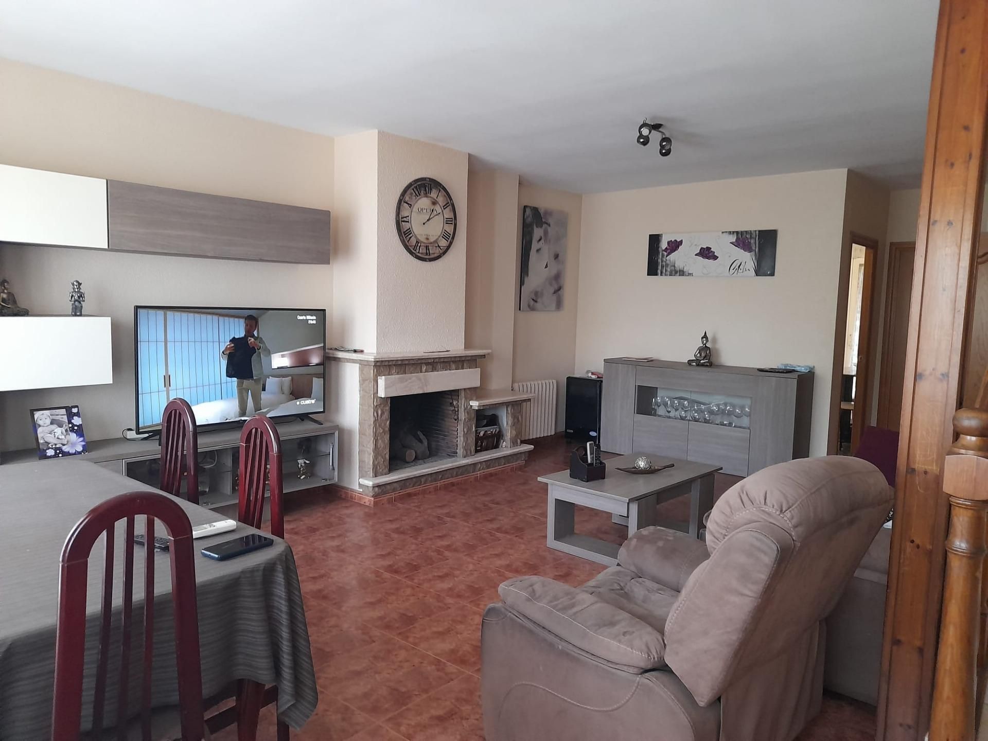 Sala de estar de Casa adosada en venta en Sant Esteve Sesrovires con Aire acondicionado, Calefacción y Jardín privado