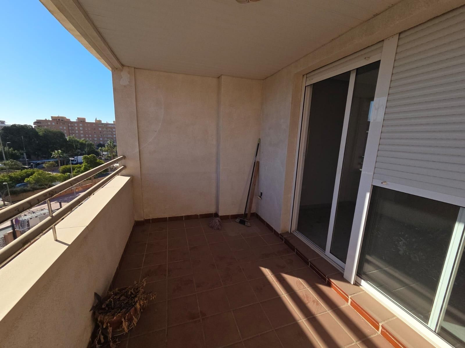 Dormitori de Pis en venda en  Almería Capital amb Terrassa i Piscina comunitària