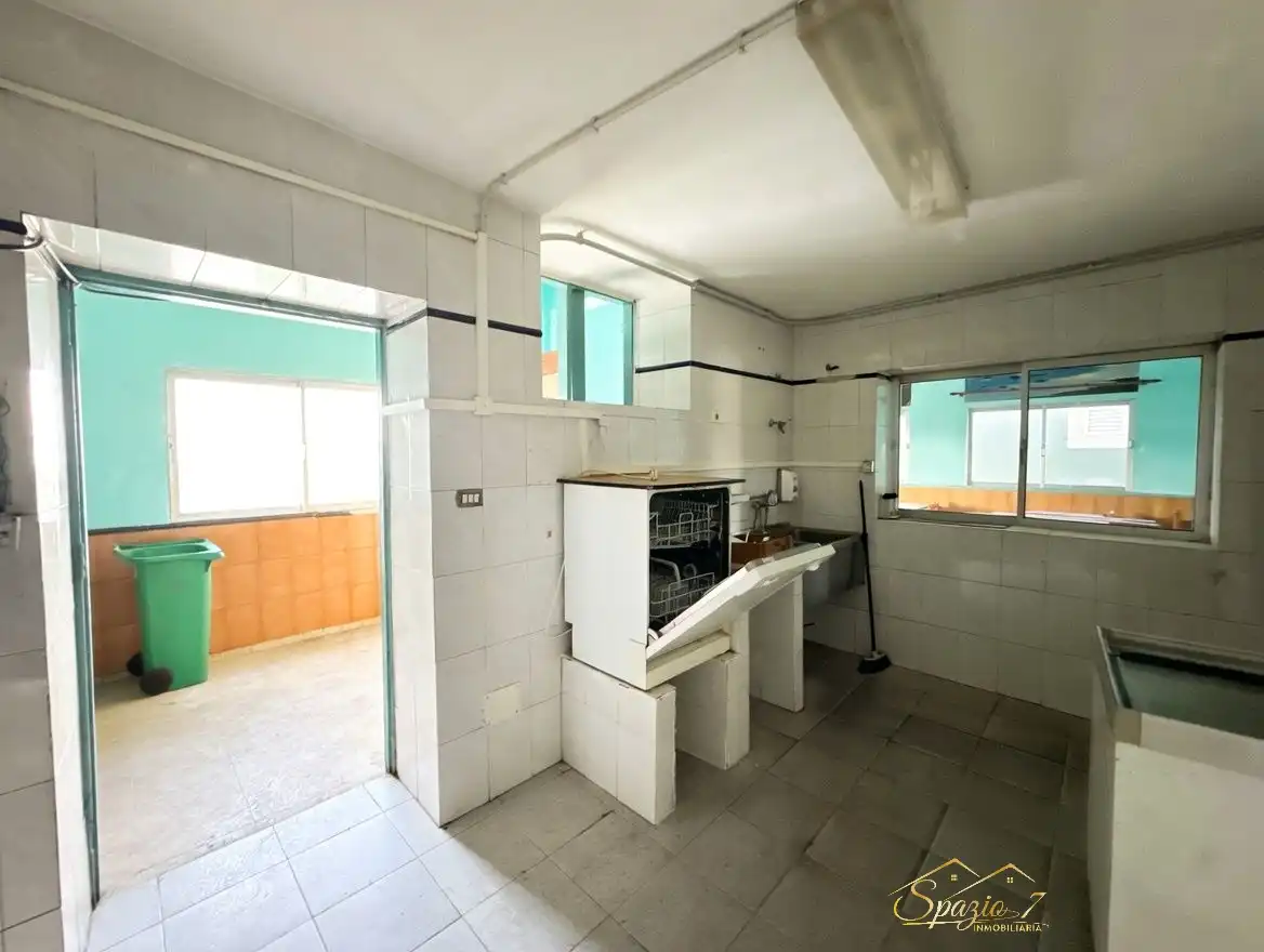 Cuina de Casa adosada en venda en Las Palmas de Gran Canaria amb Terrassa, Forn i Rentadora