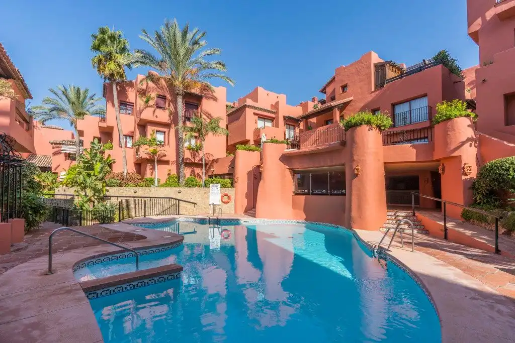 Vista exterior de Àtic en venda en Marbella amb Aire condicionat, Terrassa i Moblat