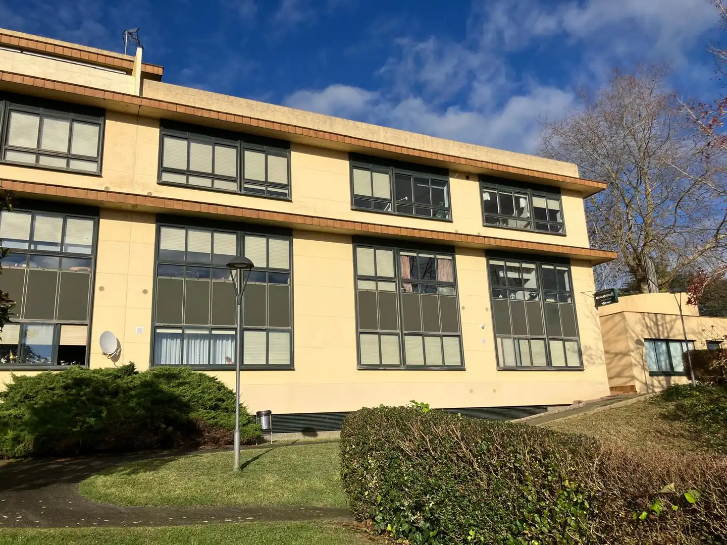 Vista exterior de Apartamento en venta en Oleiros con Calefacción, Jardín privado y Parquet