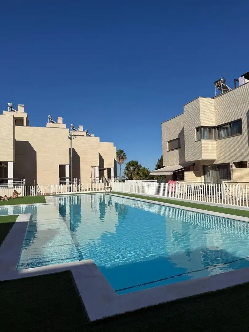 Piscina de Casa adosada de alquiler en Alginet con Aire acondicionado, Trastero y Amueblado