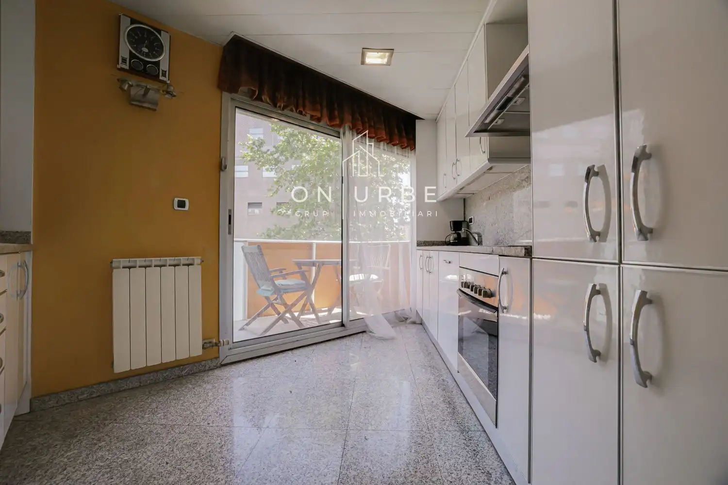 Küche von Wohnung zum Verkauf in Barcelona mit Klimaanlage, Terrasse und Abstellraum