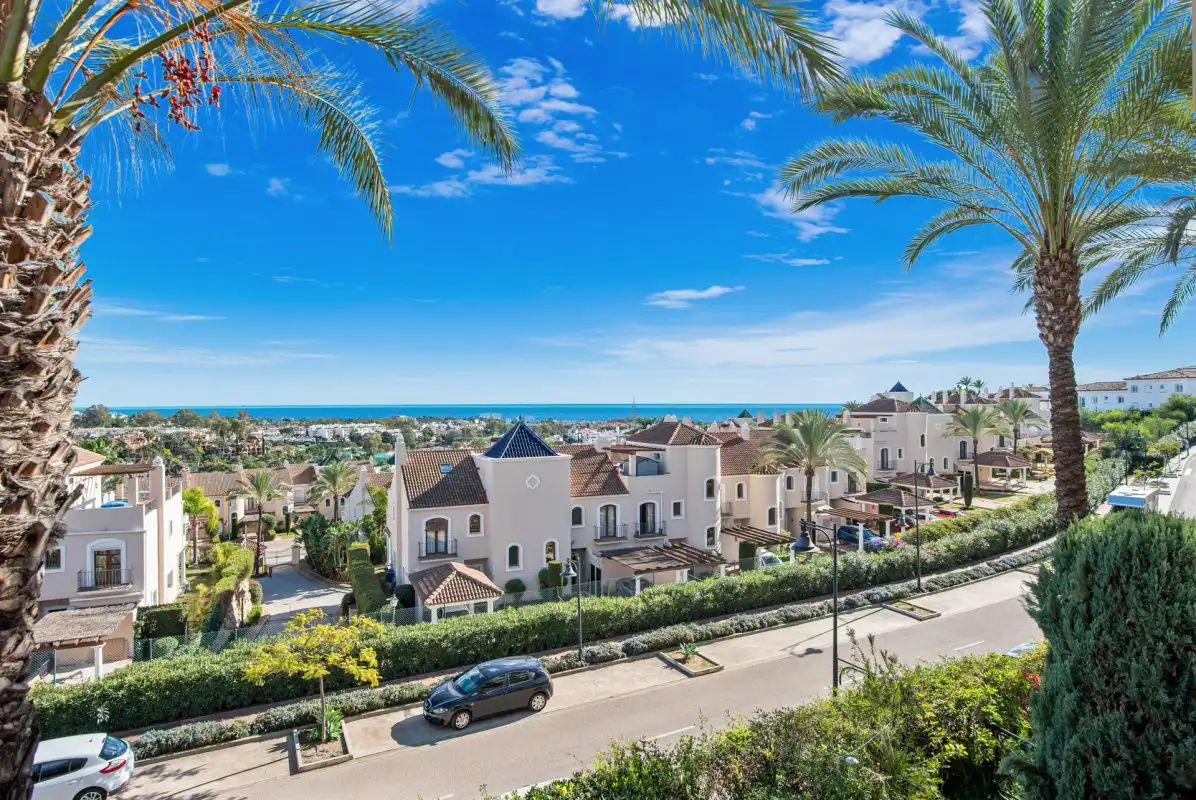 Vista exterior de Apartament en venda en Estepona amb Aire condicionat, Terrassa i Traster