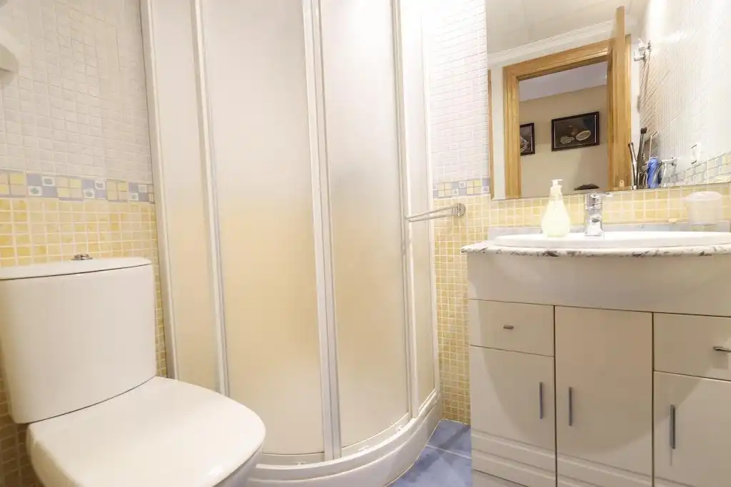 Baño de Apartamento de alquiler en Orihuela con Aire acondicionado, Calefacción y Terraza
