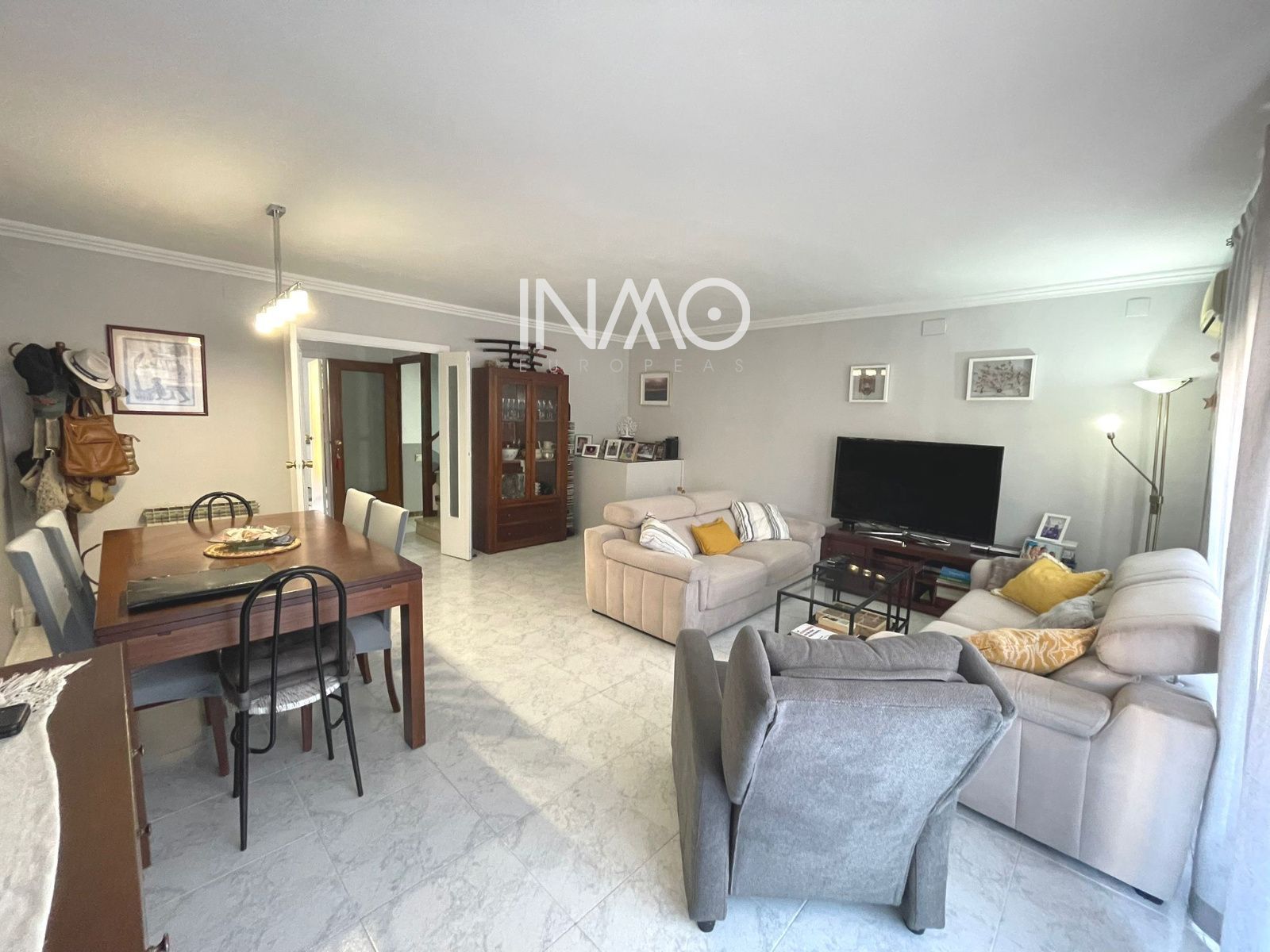 Sala de estar de Casa adosada en venta en Rubí con Aire acondicionado, Calefacción y Jardín privado